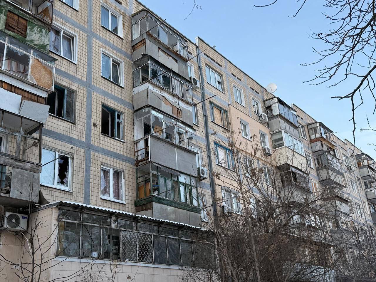 Дясятки вибитих вікон у багатоповерхівці