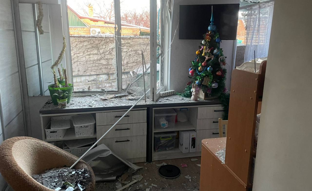 Потрощена кімната приватної оселі у Нікопольському районі 