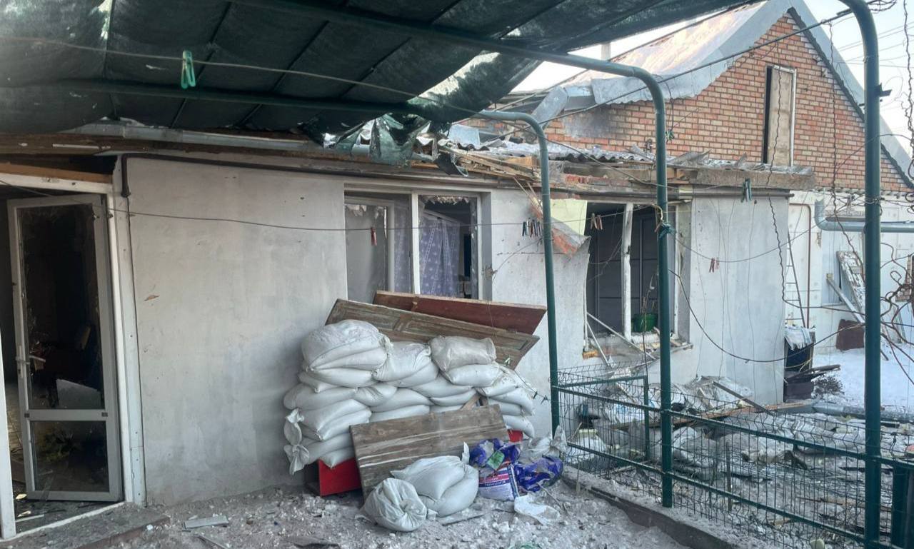 Вибиті вікна, розкидані по подвір’ю уламки: наслідки ворожого обстрілу 