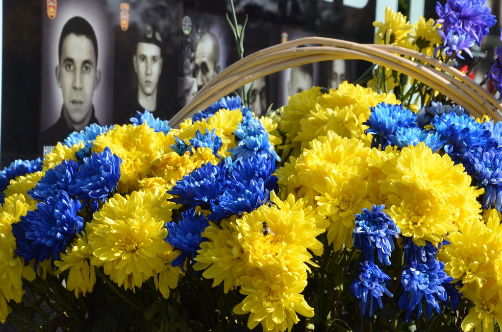 Незабаром тут з'явиться ще одна стела з портретами полеглих захисників