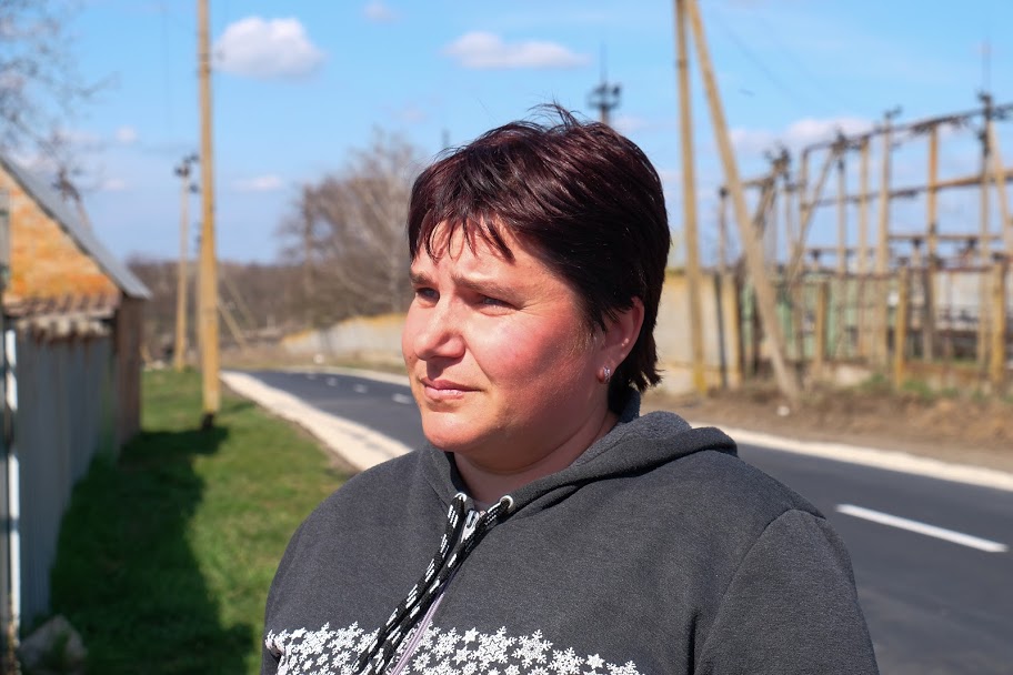 Ірина Стецюк: «Дякуємо, що зробили нам таку дорогу. Це було дуже необхідно. Тут частенько фури їздять, вже канави справжні утворилися через постійні ушкодження. Пишаємось, що у нас тут тепер комфортно»