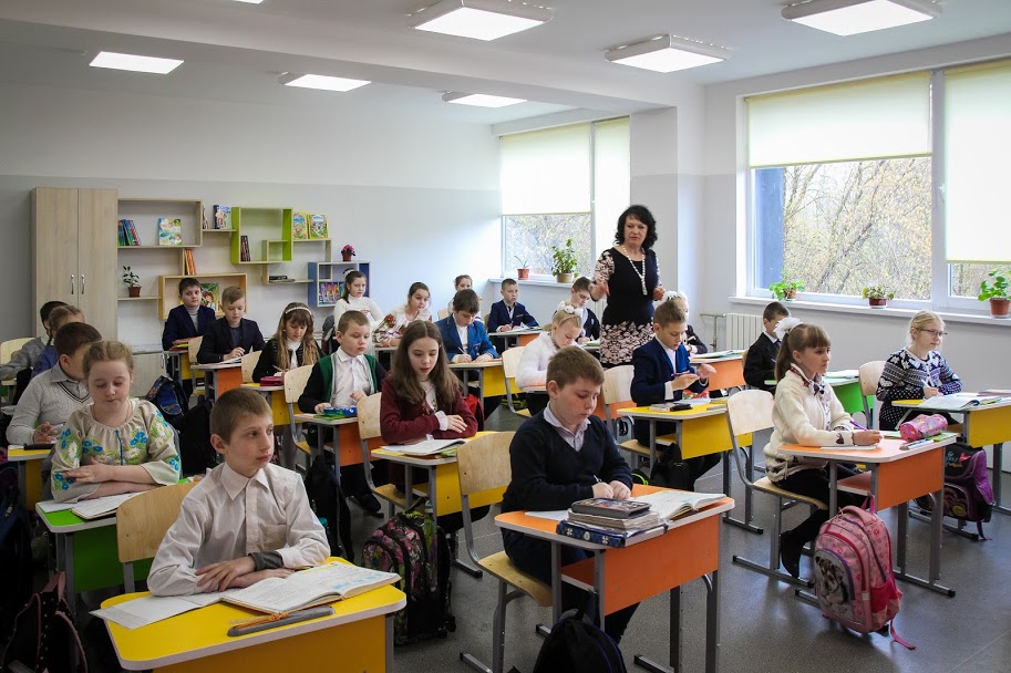  У класах - сучасні меблі…