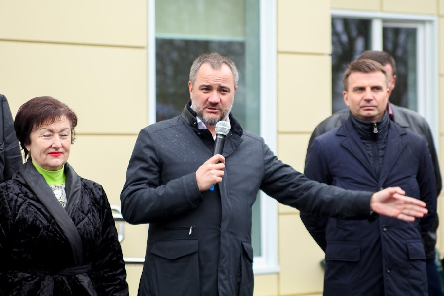 «Вперше у селах з’явилося медобладнання такого рівня. Вперше за роки незалежності місцеві мають можливість обслуговуватися у європейських умовах. Це приклад для всієї країни», – сказав Андрій Павелко.