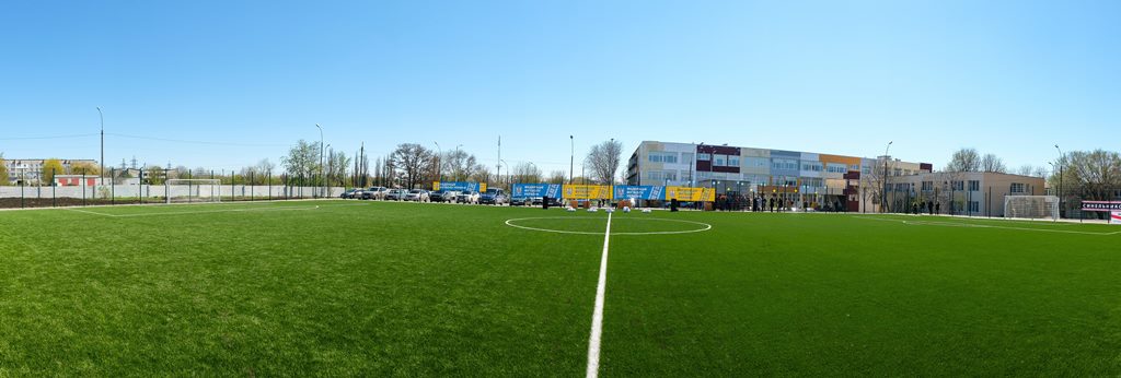 Такого стадіону, як біля школи №7, немає у всьому Синельниковому