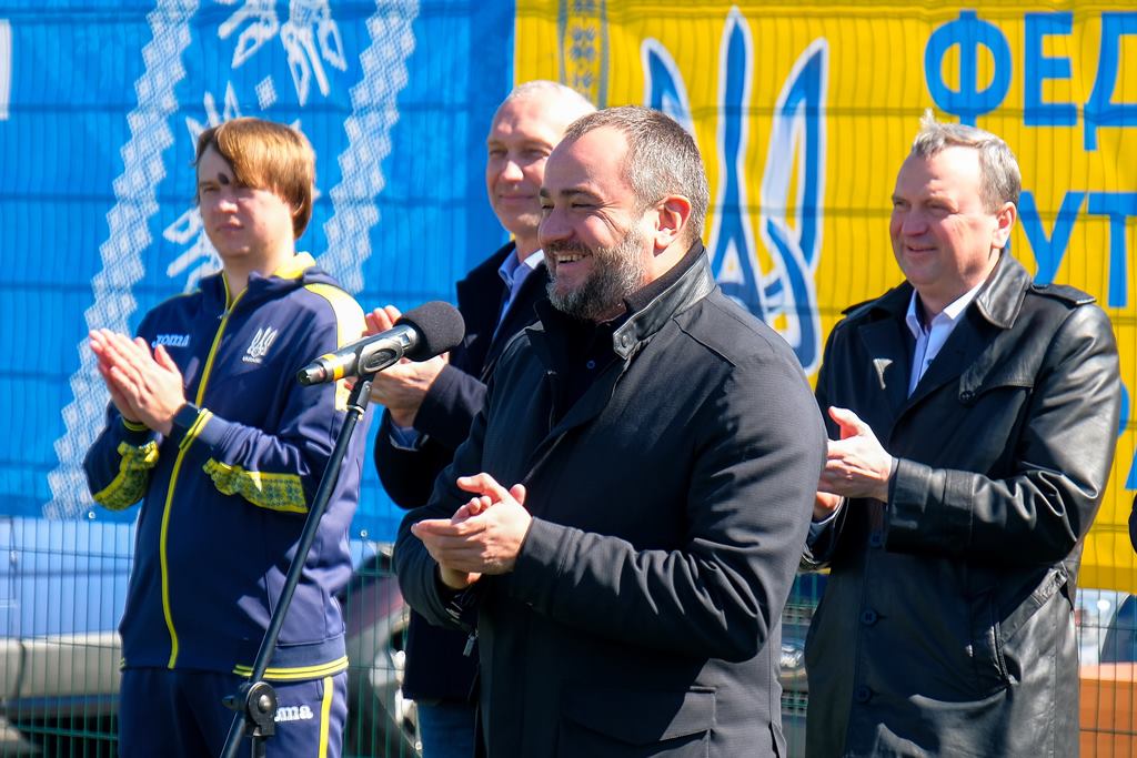 «Сучасний стадіон відтепер мають і мешканці Синельникового. Завдяки ньому більше молоді буде займатися спортом та дотримуватися здорового способу життя», – президент Федерації футболу України Андрій Павелко