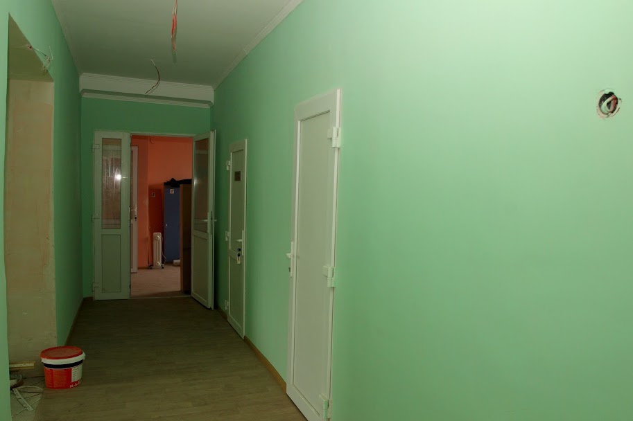 Будівельники осучаснюють коридори,..
