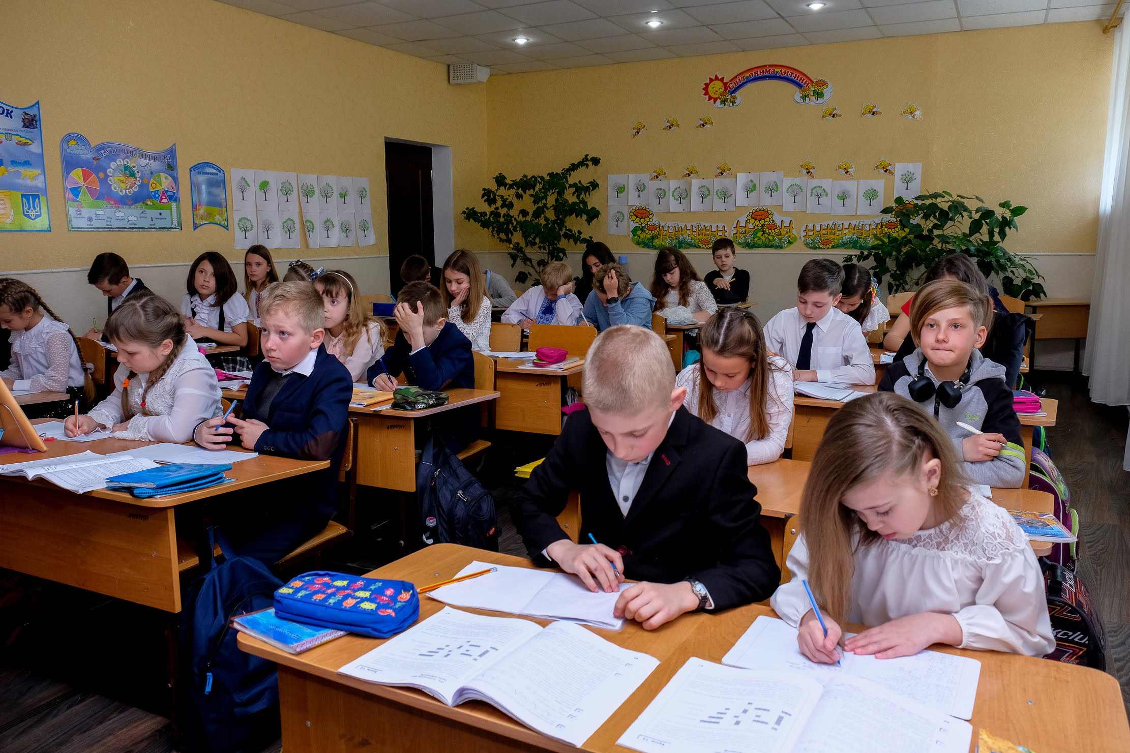 У школі бракує актового та спортивного залів.