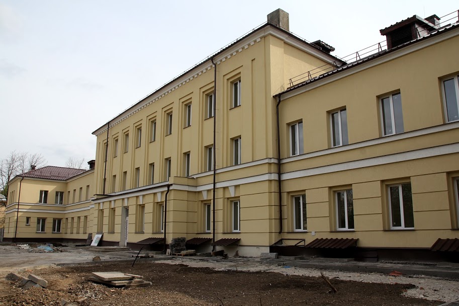 Триповерхову будівлю у центрі Нікополя облаштовують під сучасну дитячу лікарню