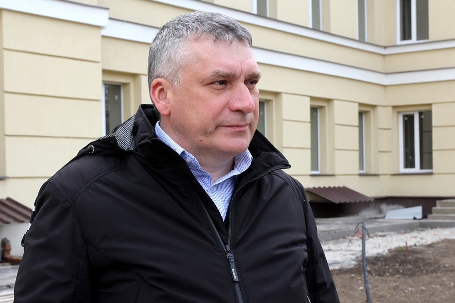 Анатолій Сухач: «Відділення «розкидані» у різних приміщеннях по всьому місту. Це дуже незручно як для лікарів, так і для пацієнтів. А ми не мали куди «переселити» медзаклад. На допомогу прийшла обладміністрація – разом із фахівцями обрали будівлю і розпочали її реконструкцію»