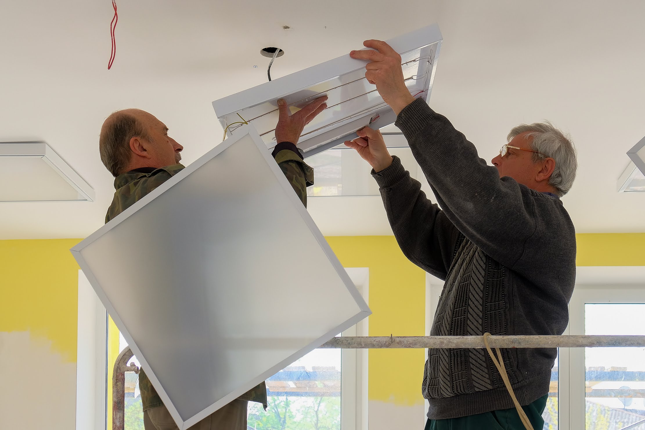 На першому поверсі – монтують світильники,..