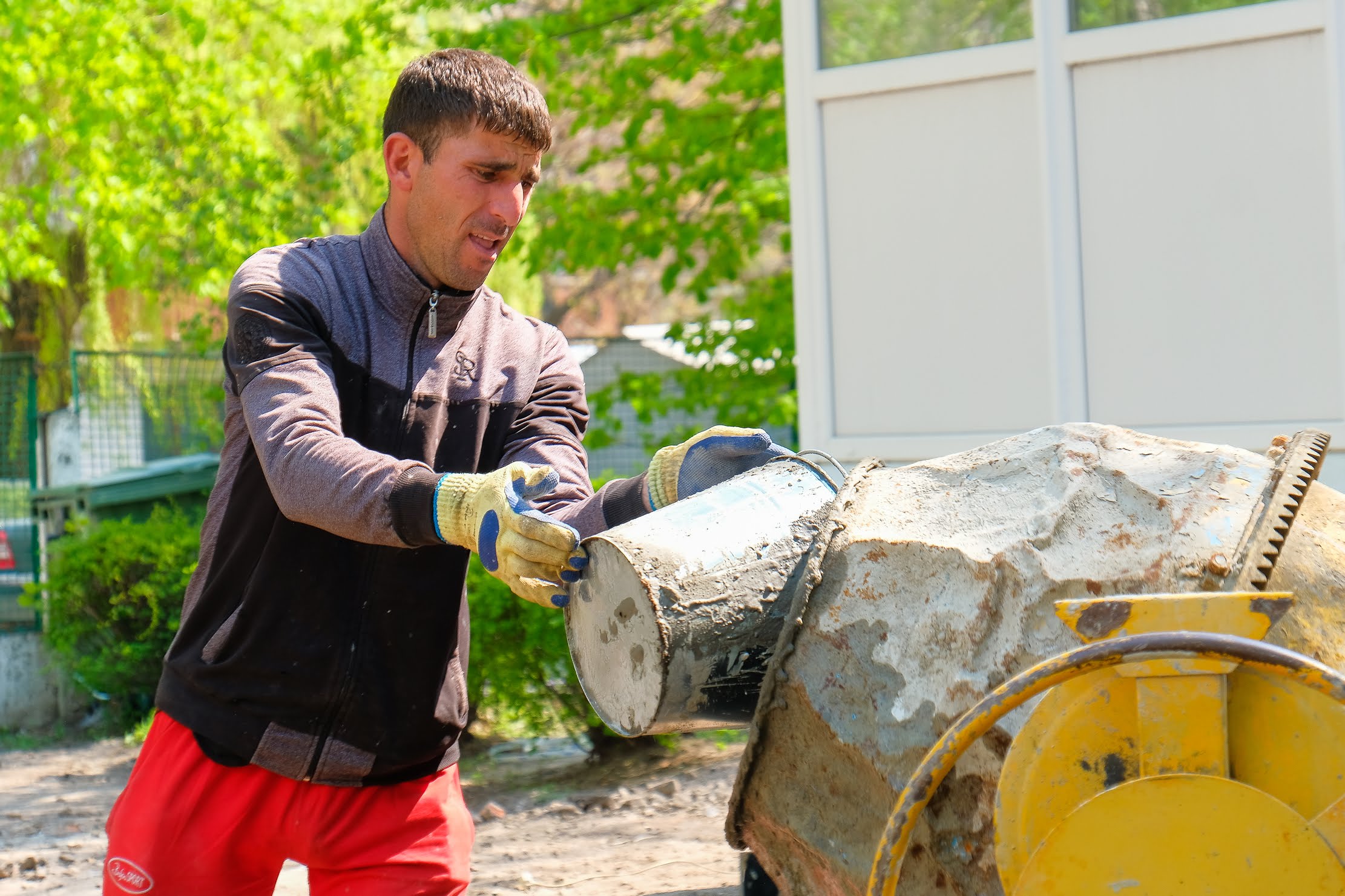 Підрядники почали приводити до ладу навколишню територію