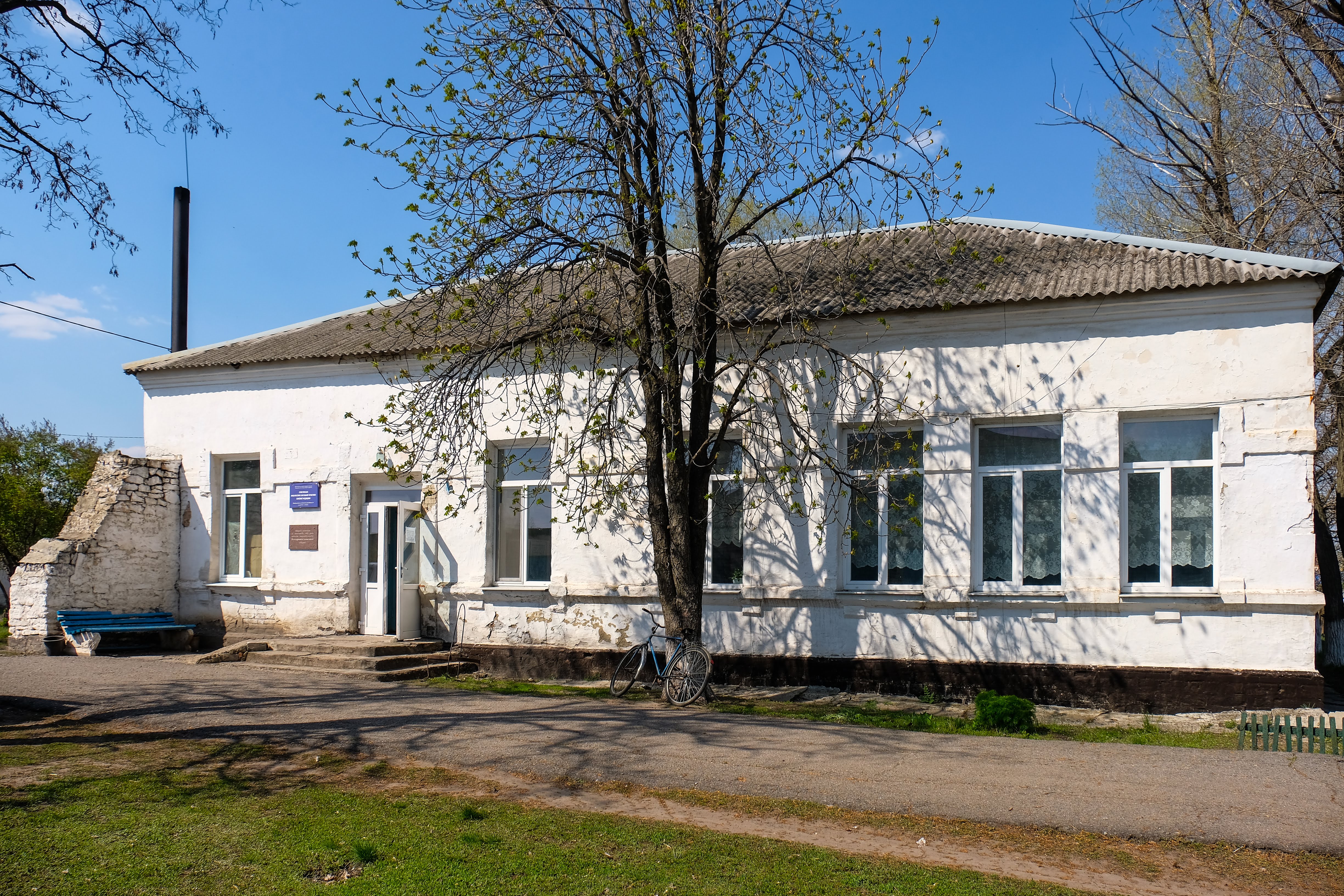 …допомогу надають у старій амбулаторії.