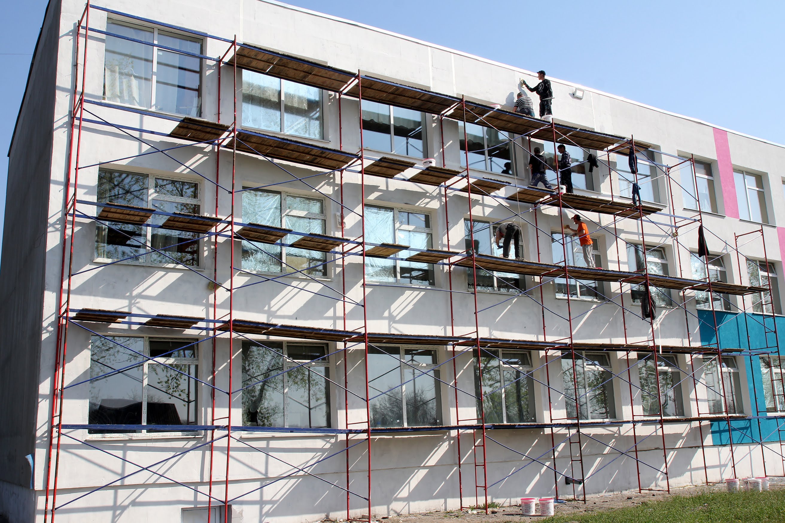 Нині розфарбовують