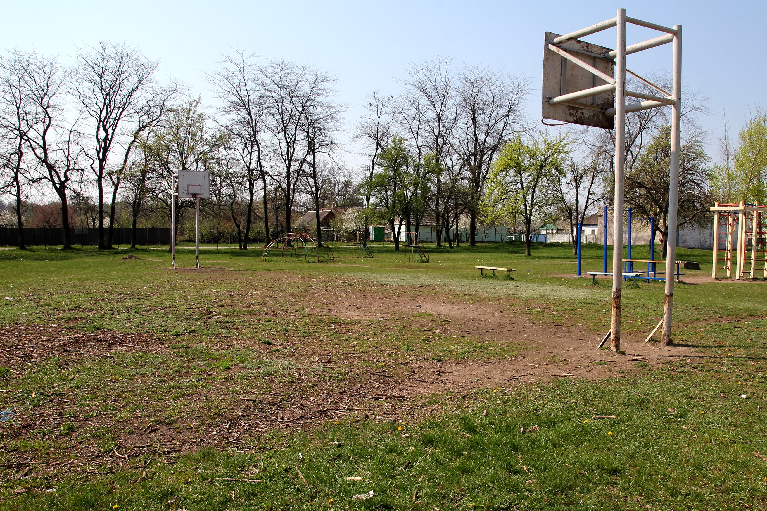 Нині біля школи така «спортивна база»