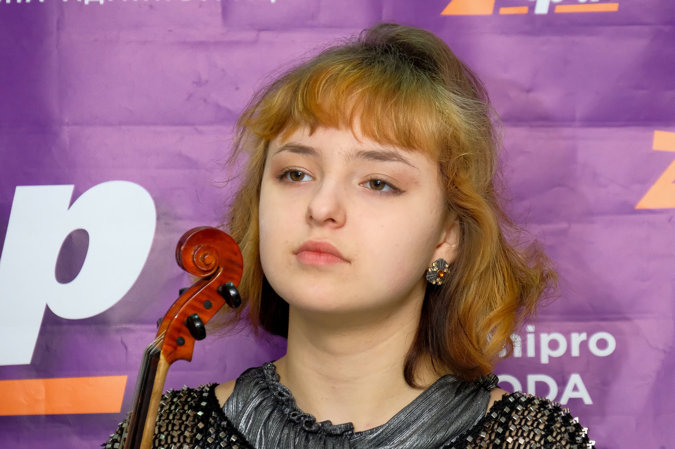 «Треба «віддаватися» на сцені, адже чим більше ти віддаєш – тим більше отримуєш. Тоді і результат буде найкращий», - учасниця ансамблю Ася Дьоміна