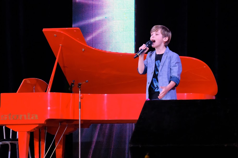 Велику сцену підкорювали юні співаки і танцюристи,..
