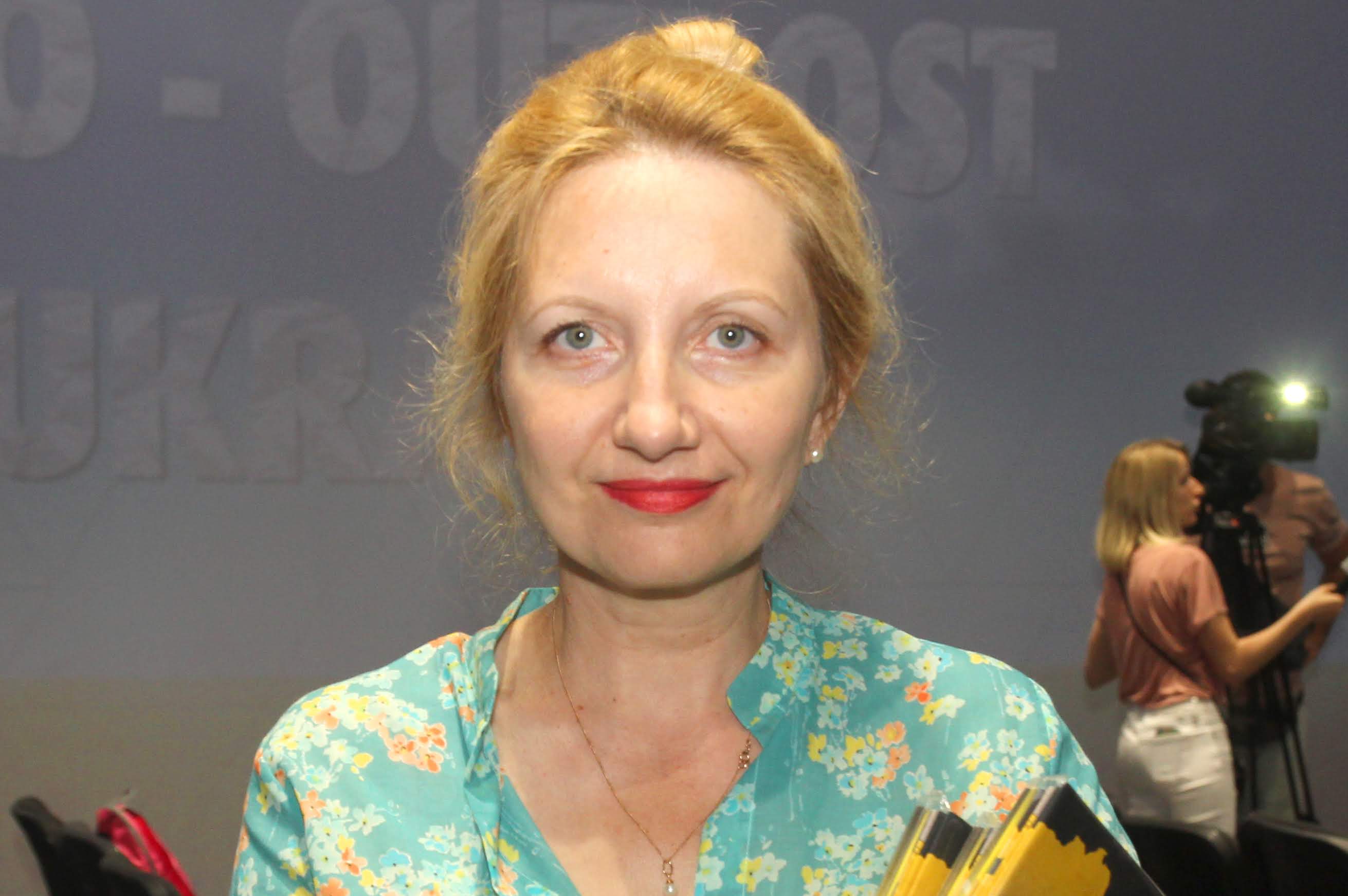 «Взяла примірники для своїх похресників. У їхньому віці читати ще складно, а малюнки вони переглянуть та будуть у курсі того, що відбувається в Україні», - відвідувачка Ірина Вез