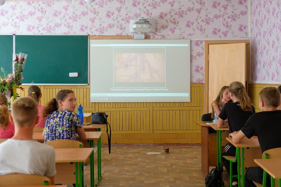 ..будівельники приведуть до ладу приміщення всередині