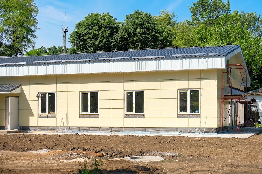 Будівля вже із термомодернізованим фасадом,..