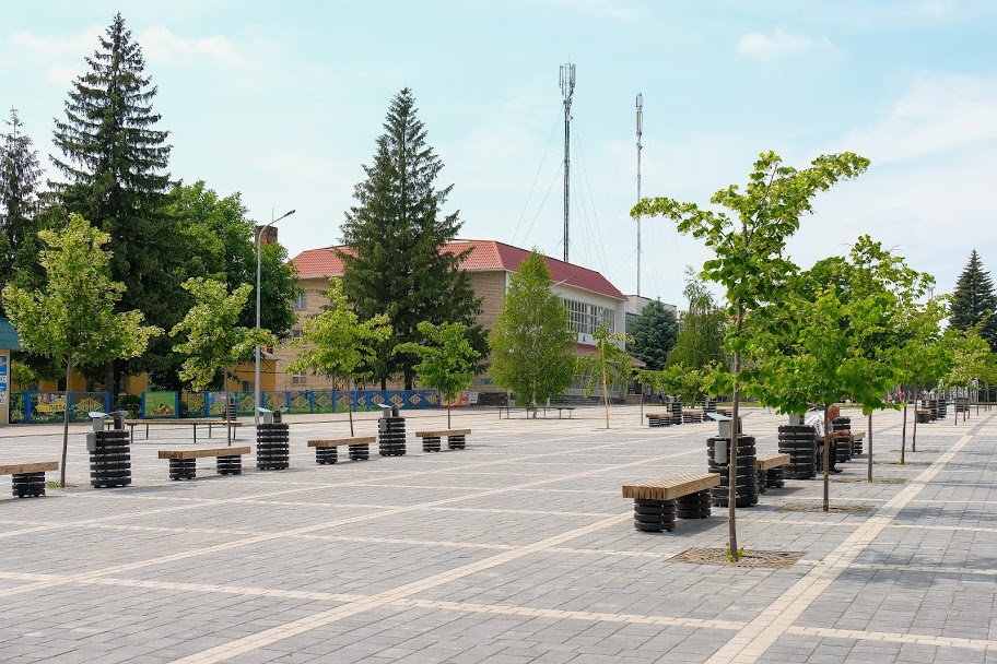 Дніпропетровська ОДА реконструювала центральну площу в Криничках