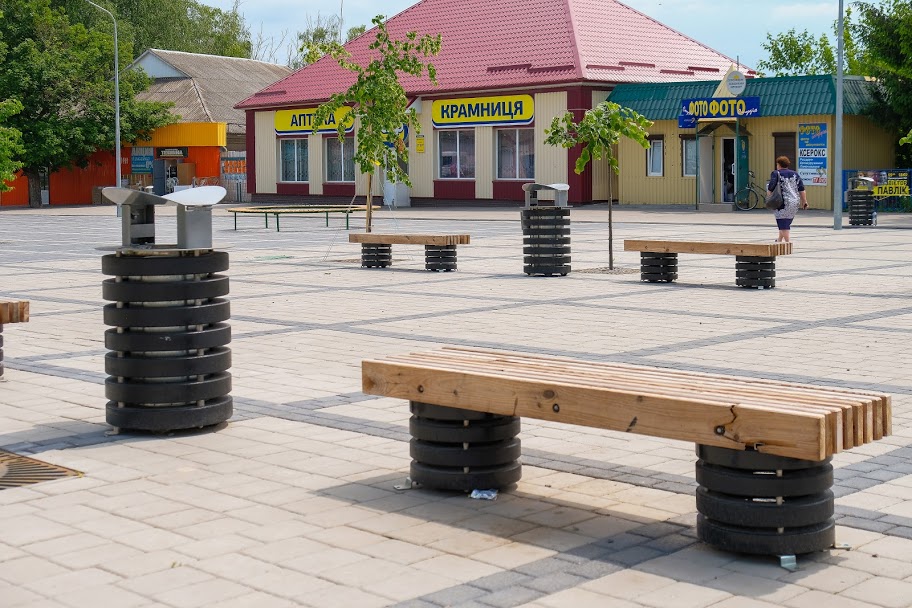 На площі – зручні лави,..