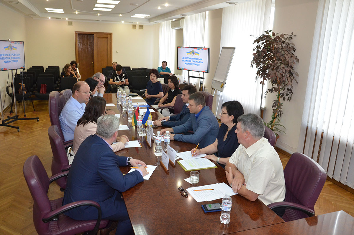 Заступник голови Дніпропетровської облдержадміністрації Володимир Юрченко: «Зараз разом із литовськими партнерами працюємо над створенням програми інтегрованої реабілітації бійців. Вона діятиме спочатку на регіональному рівні, а згодом, сподіваємося, й по всій Україні»