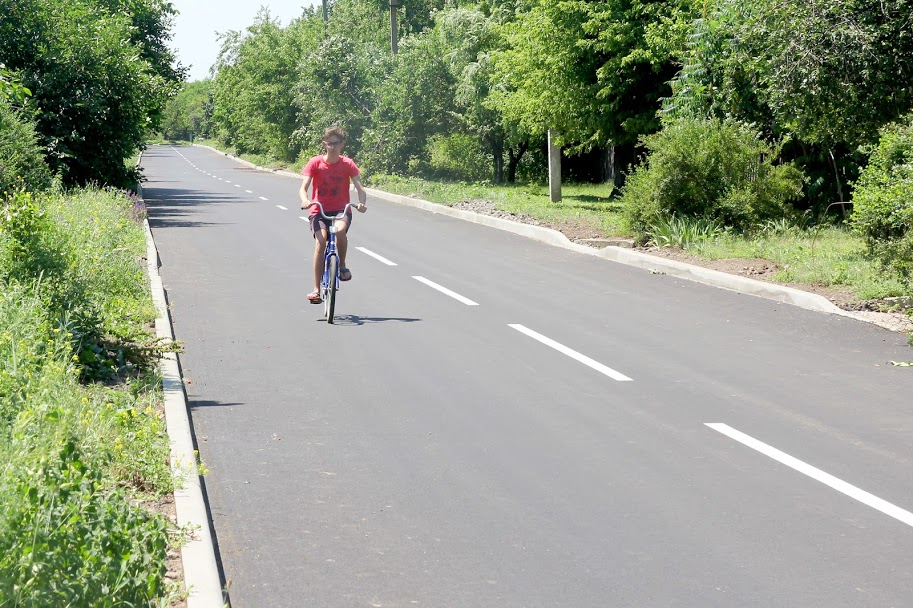«Дорогу зробили якісно. Тепер можна велосипедом проїхатися, навіть на великій швидкості», – Артем Половний