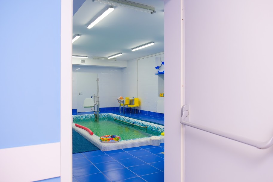 ..із басейном.