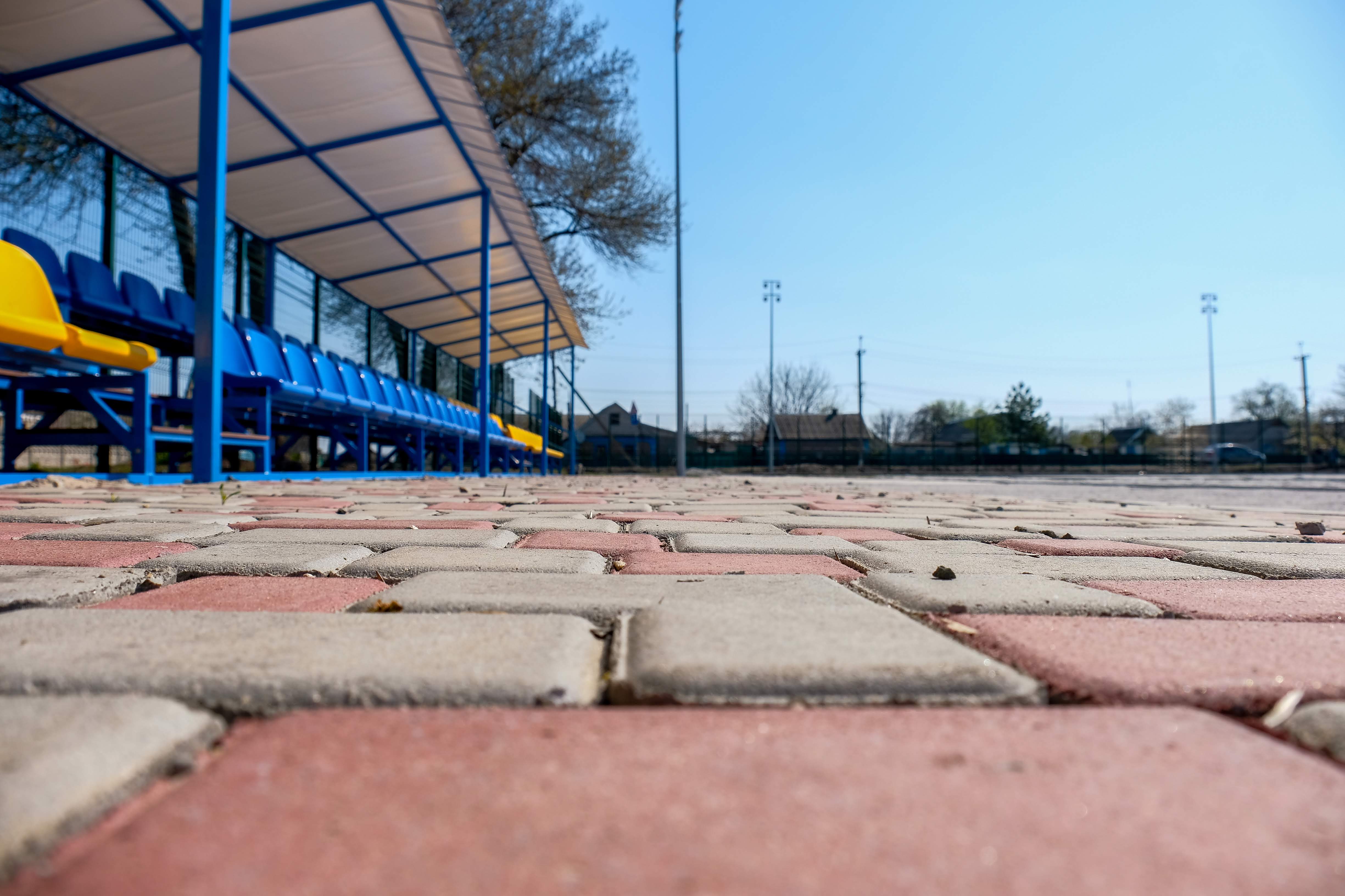  Почали мостити плиткою пішохідну зону.