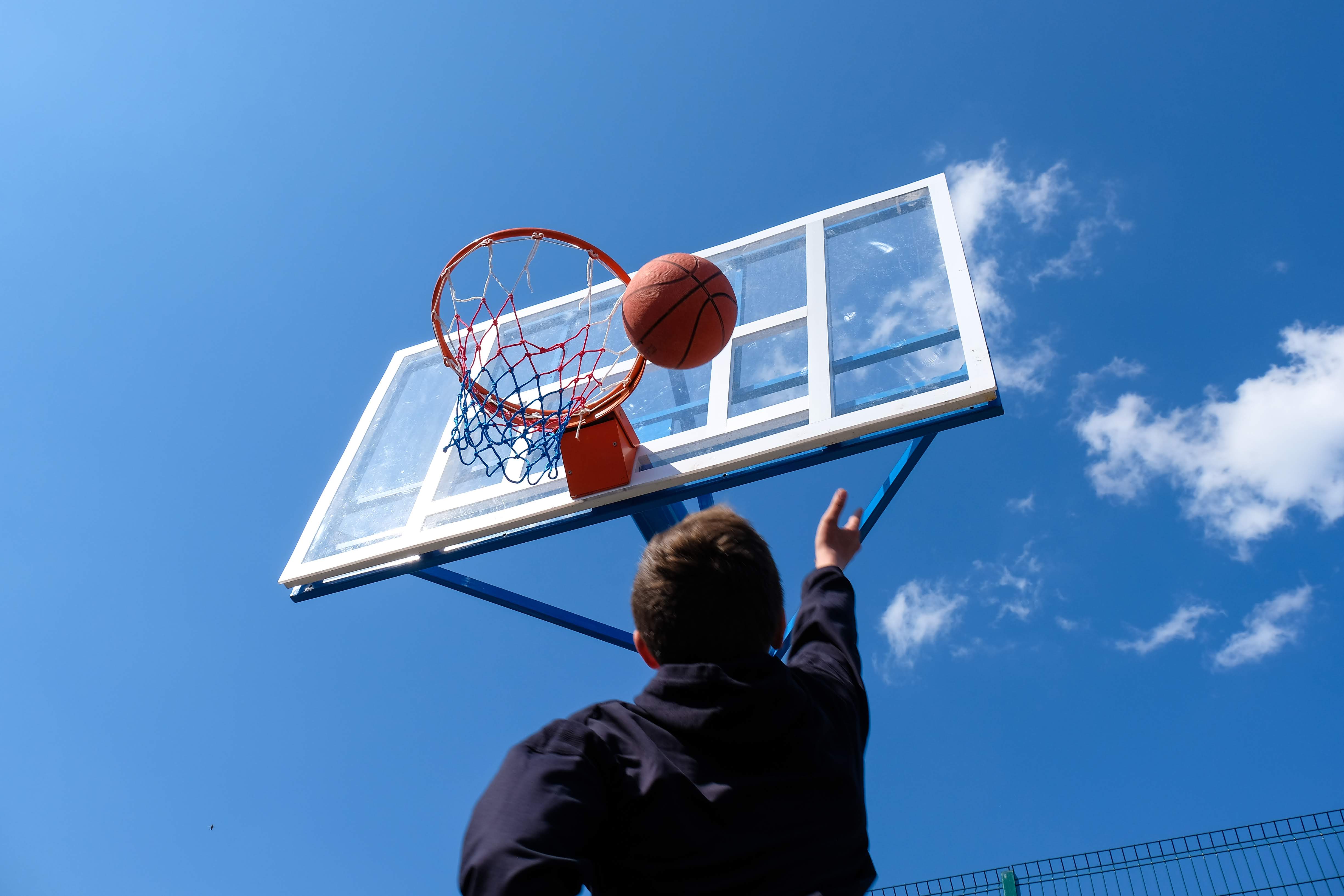  …баскетбольний майданчик…