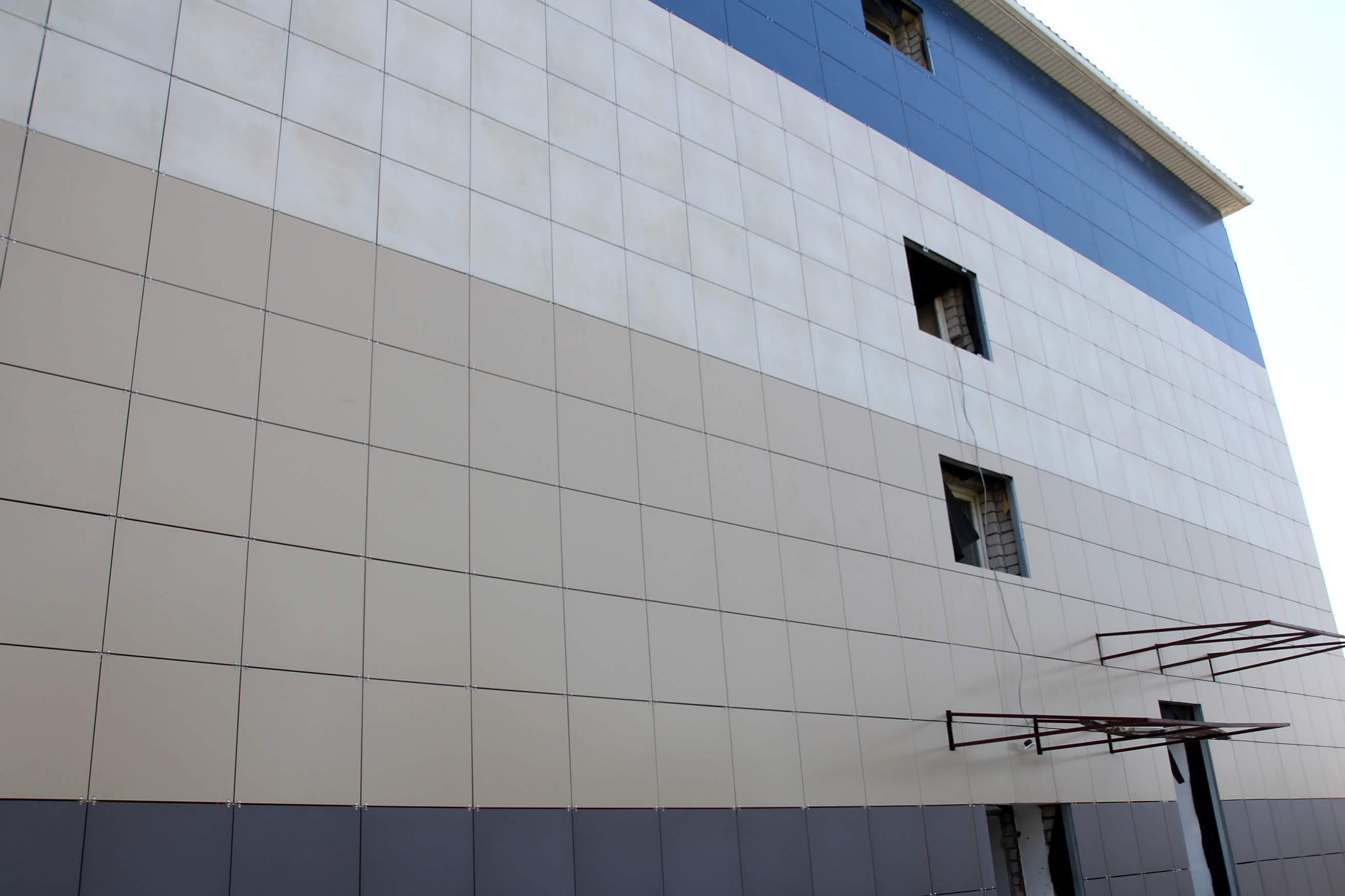 Вона – різнокольорова