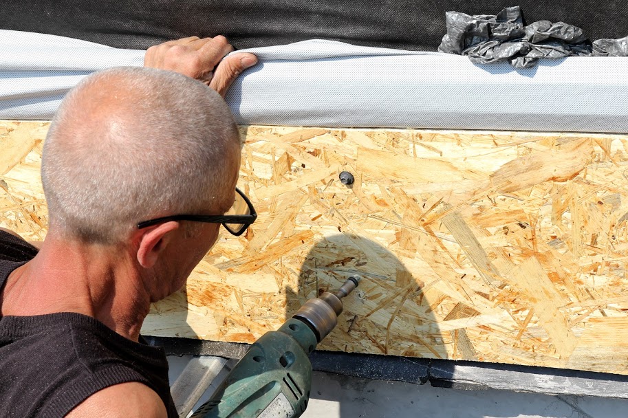 Будівельники утеплюють цоколь