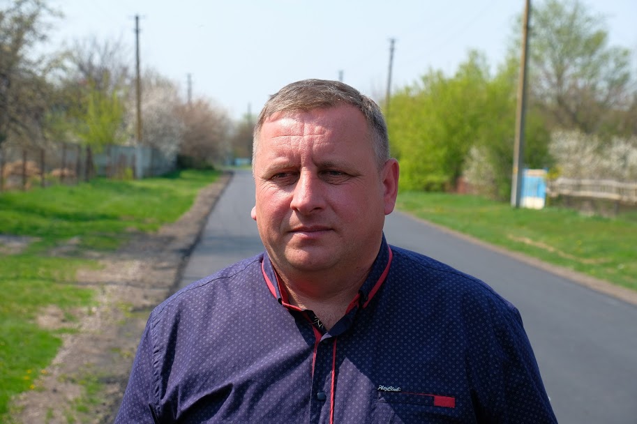 Володимир Оберемок: «Ця дорога об’єднує три населених пункти – Малозахарине, Багате і Сонячне. Тут курсують два шкільних і один рейсовий автобус. Покриття було у жахливому стані – це навіть дорогою складно назвати»