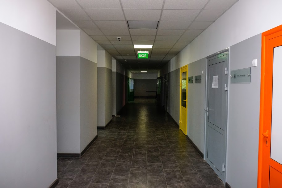 У школі – яскравий дизайн, різнокольорові двері та стіни