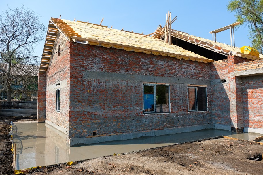 Підрядники вже звели будівлю,..