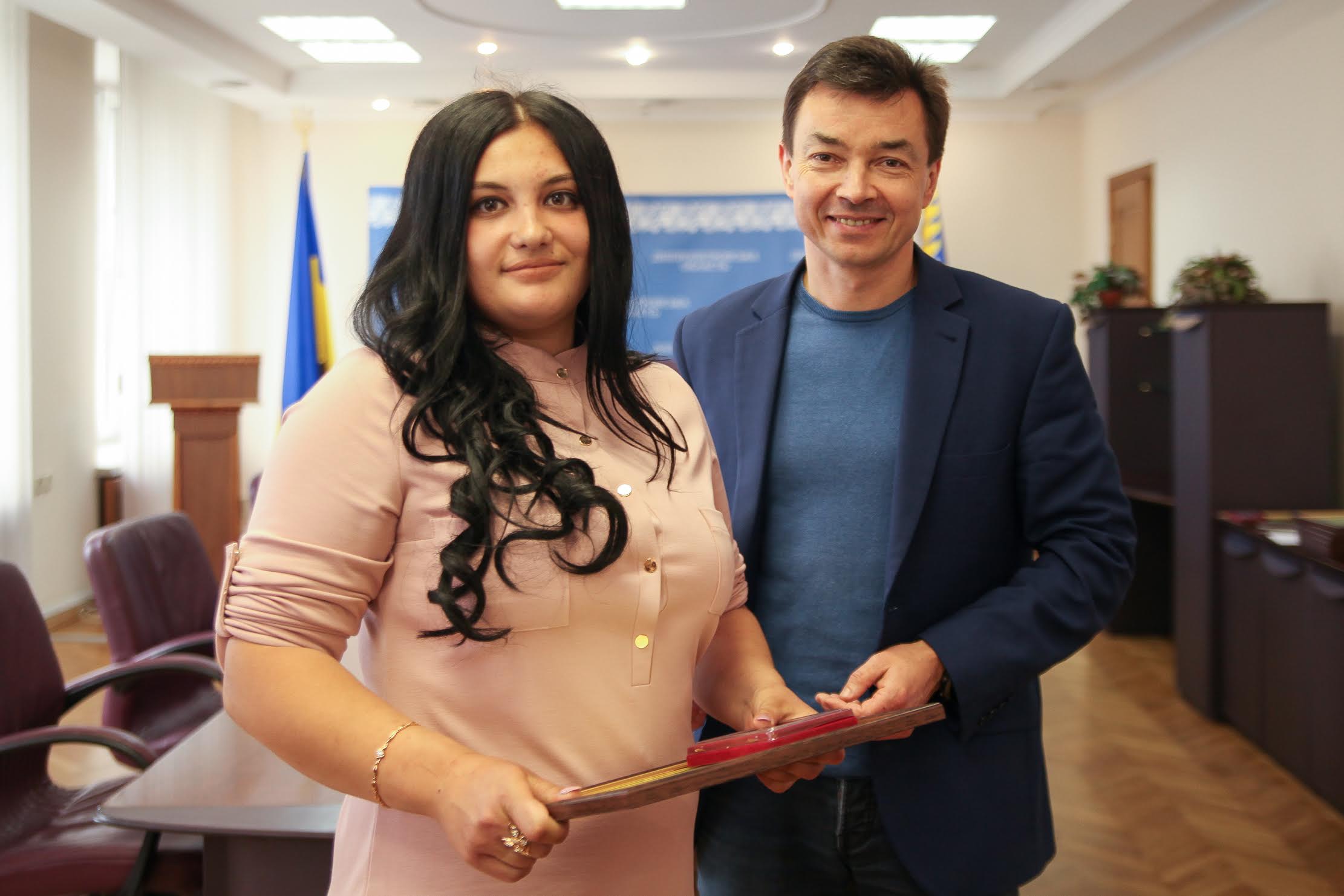  ....обрамлене оливковими гілками.