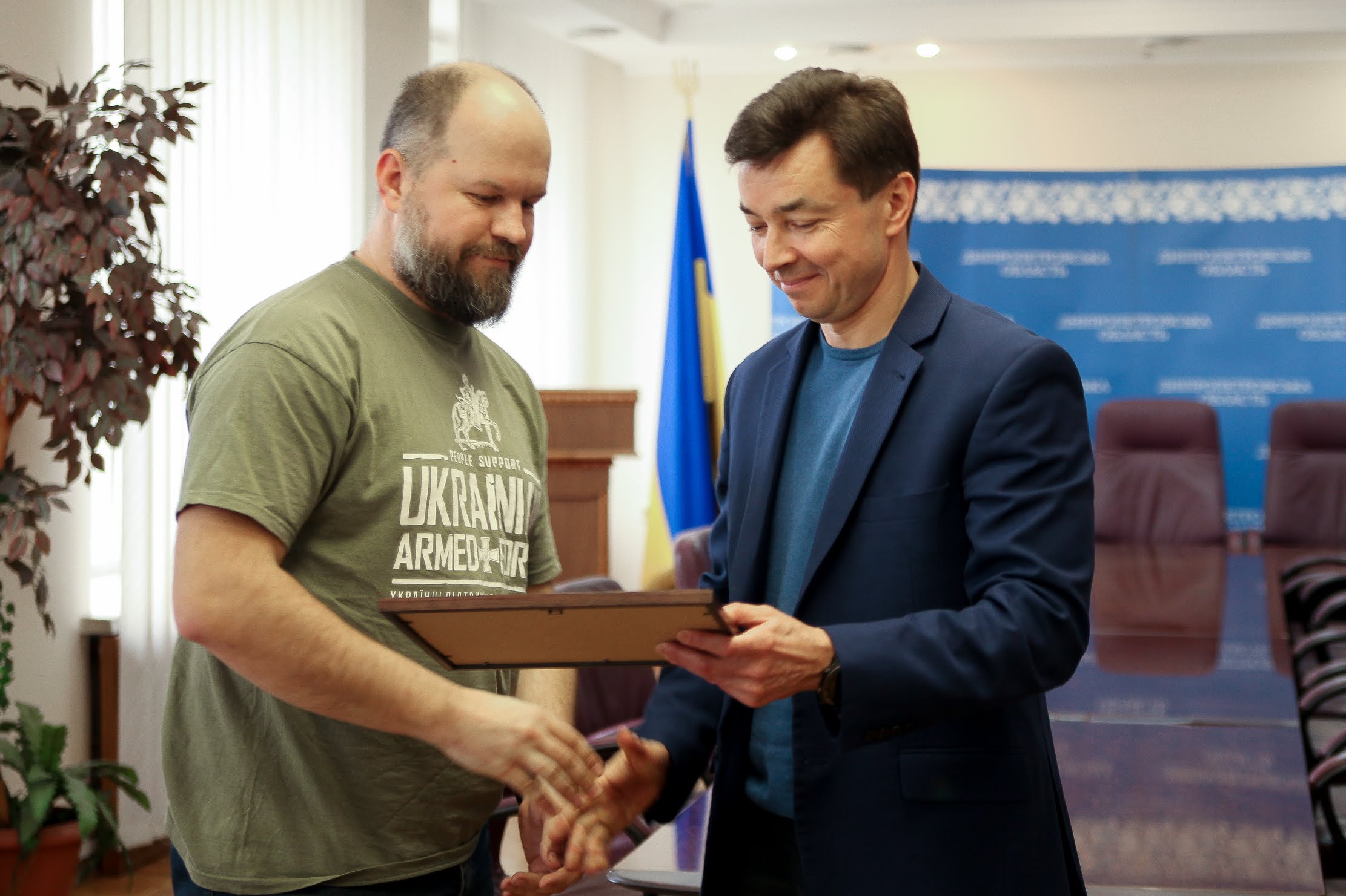 «Волонтерська допомога неоціненна. Ви стали для захисників України справжніми янголами-охоронцями. Ви благородні, милосердні та небайдужі. Нехай добрі справи повертаються до вас подвійним добром», – побажав  він.