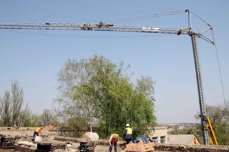 Будівельники осучаснюють покрівлю,..