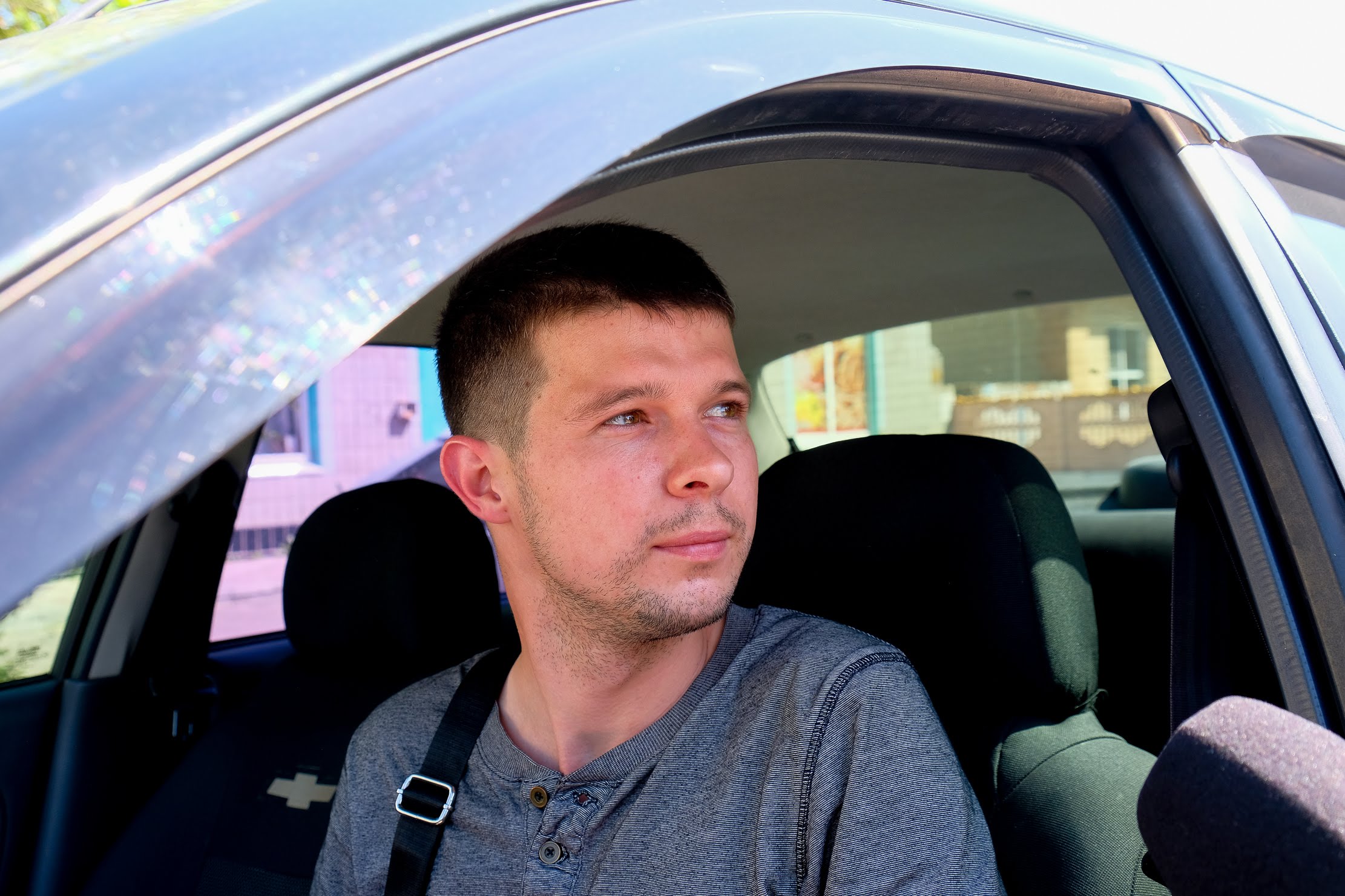 «Чув від місцевих, що ще минулого року дороги туди взагалі не було. Тепер приємно їхати, асфальт гарний, якісний», - водій Андрій Кобилько