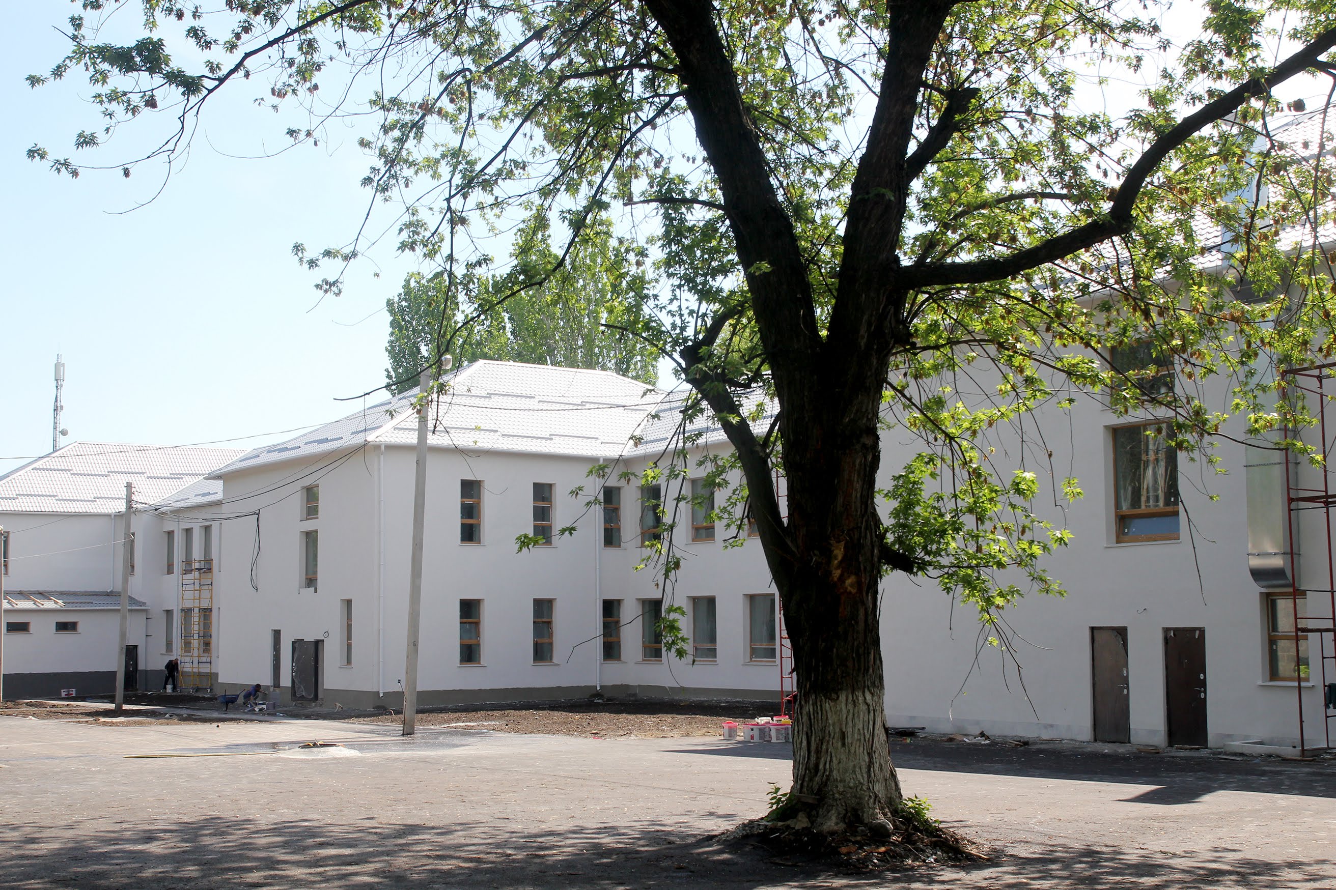  Триває благоустрій території.