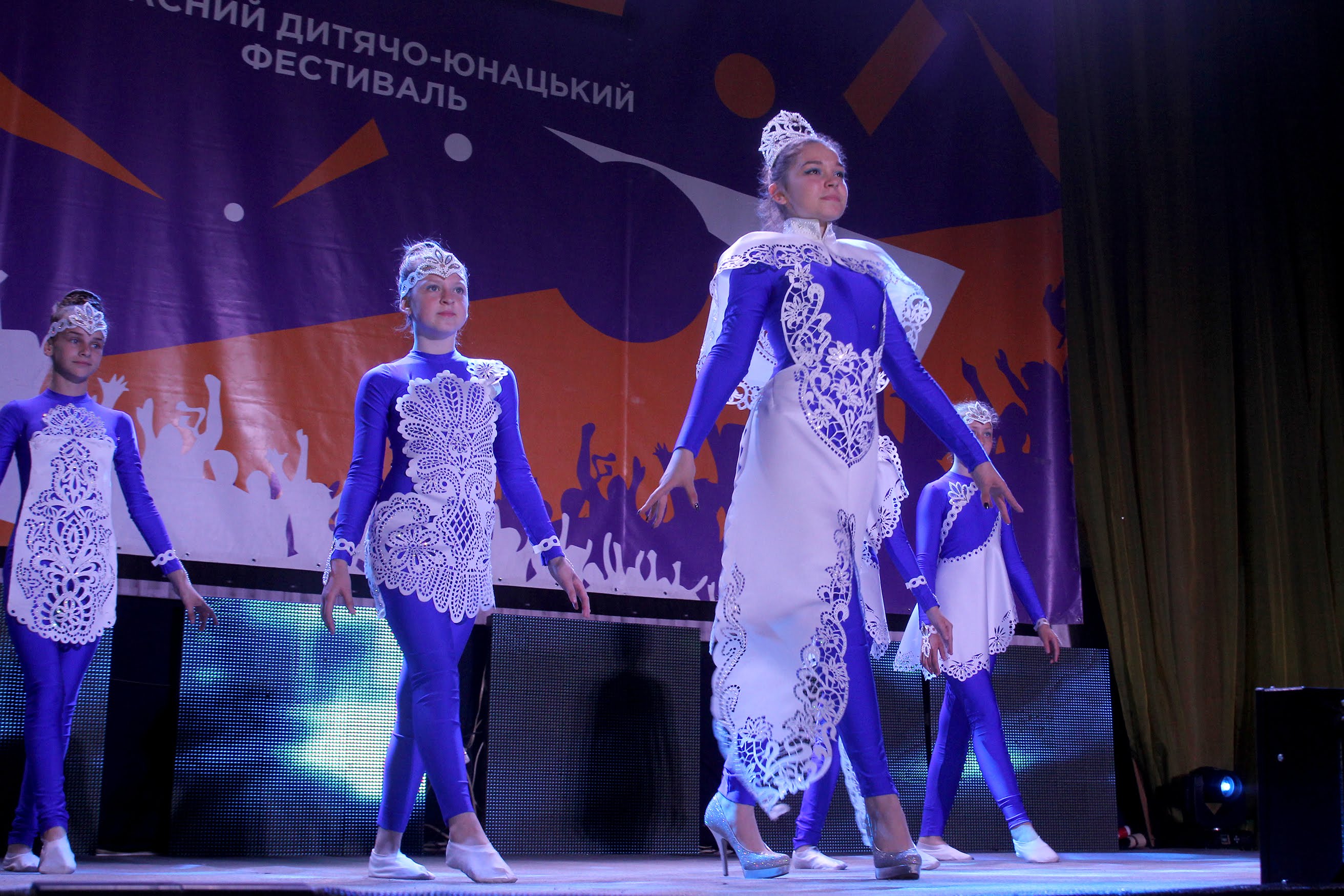 Вишуканим дефіле в незвичайних костюмах глядачів вражали учасниці театру мод «Шик» із Павлограда