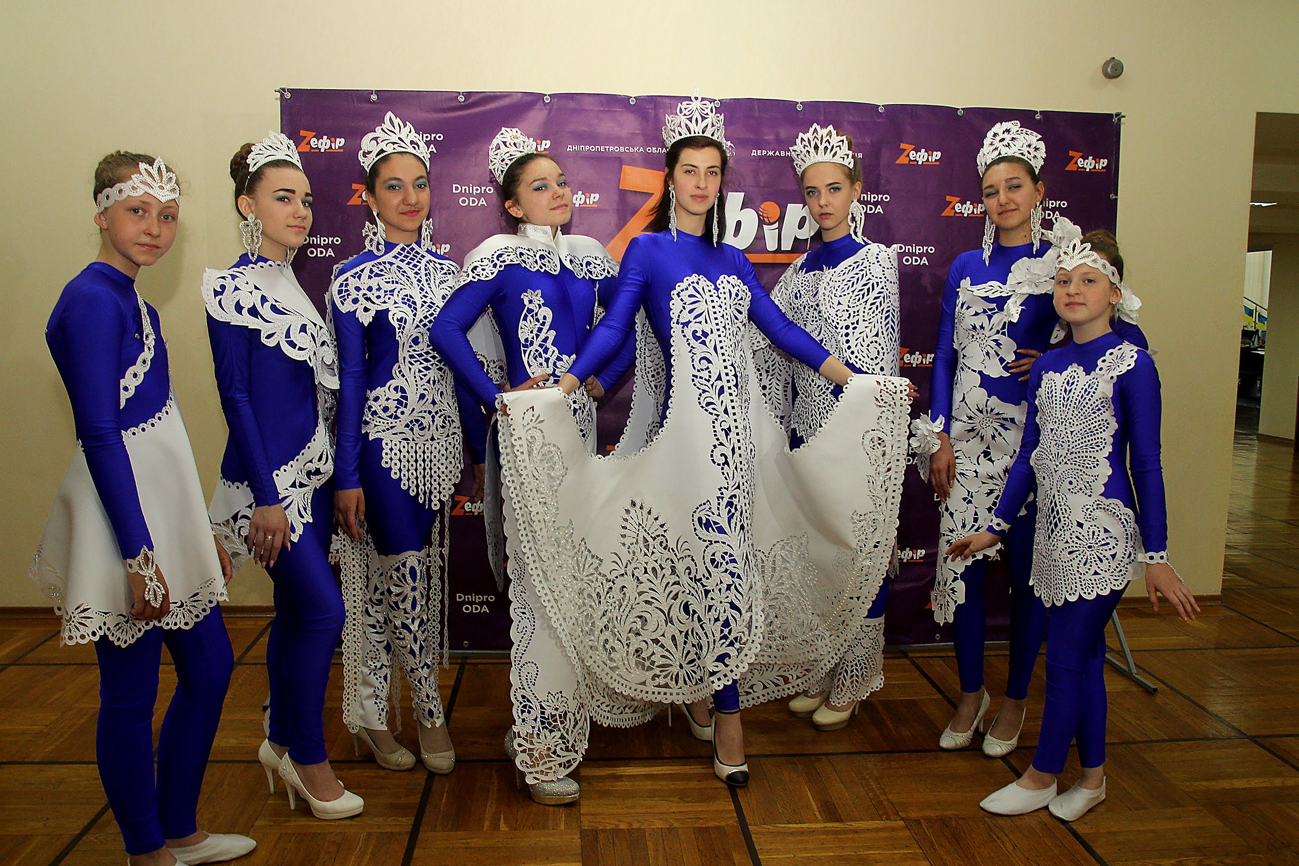«Ми презентували авторську колекцію одягу «Шлях до мрії». Над нашими костюмами працювали цілий рік. Своїм виступом хотіли показати досконалість», – керівник театру Наталія Бадовська