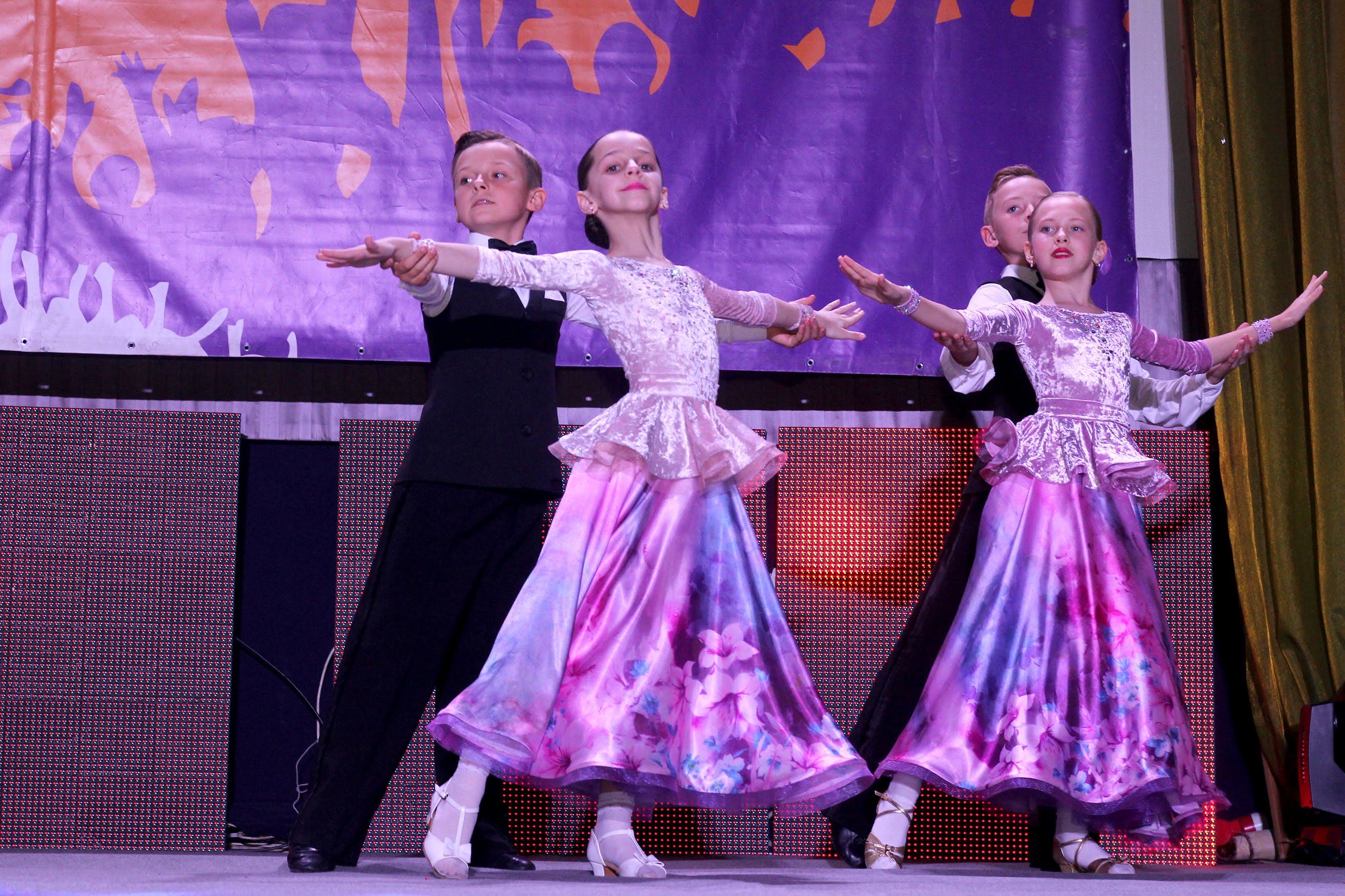 У вальсі кружляли юні танцюристи з дніпровського колективу «Грація»