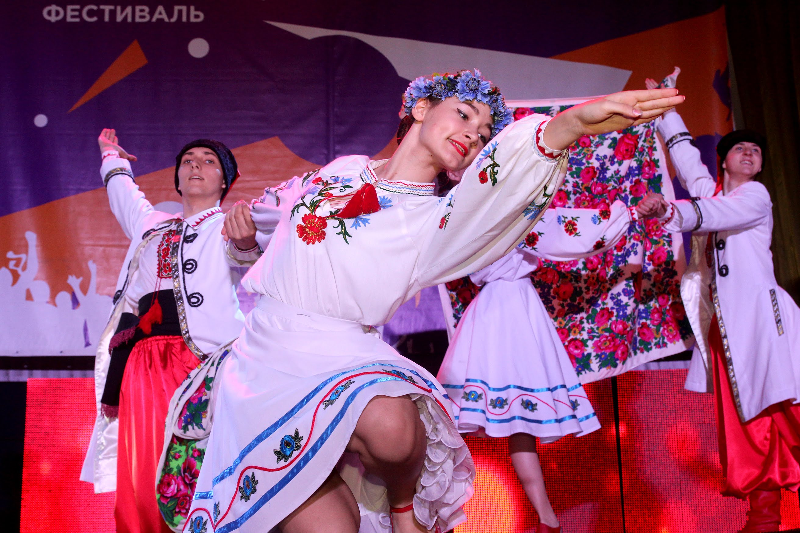 Виступають артисти хореографічного,