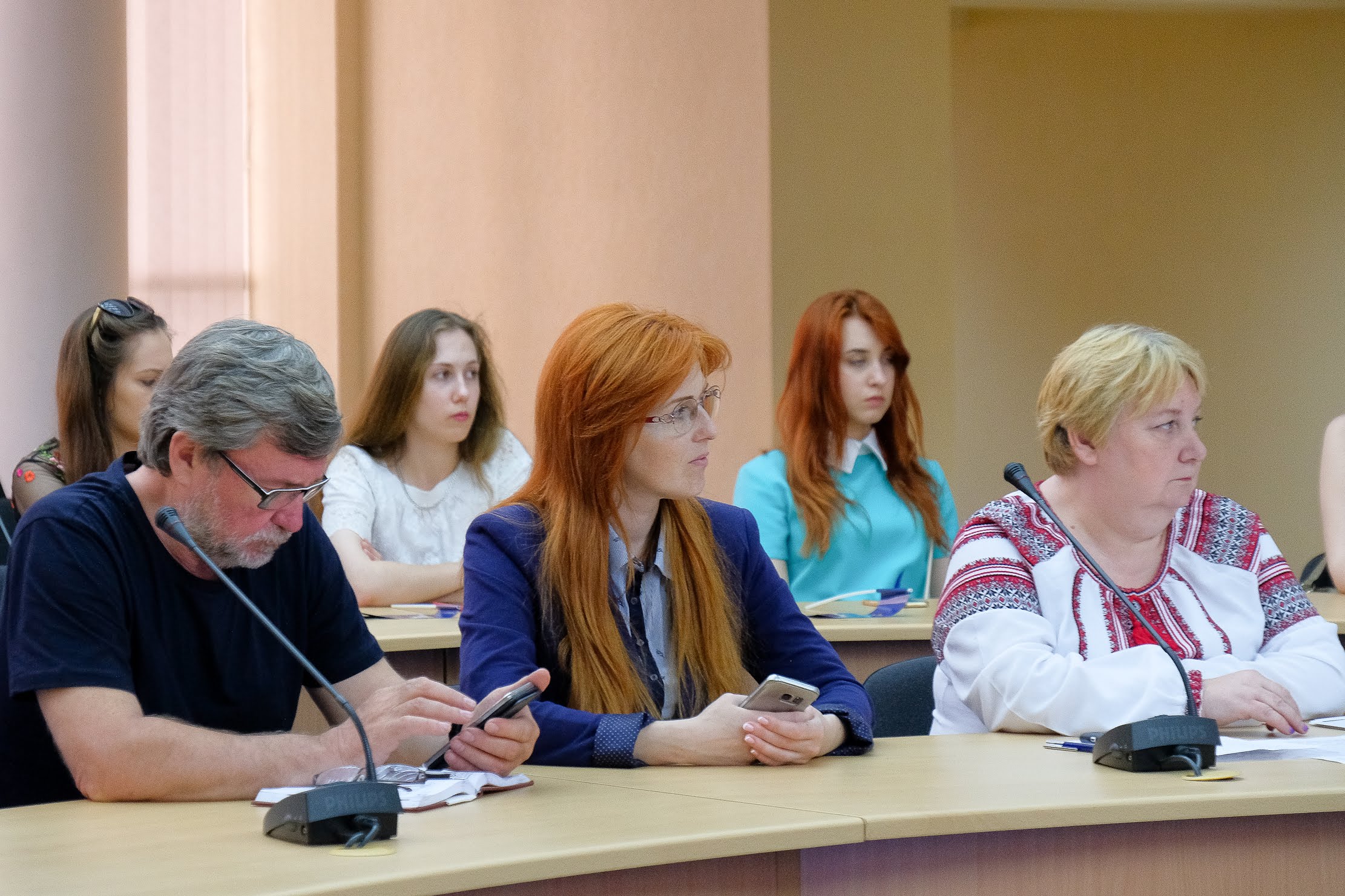 політологи та науковці,..