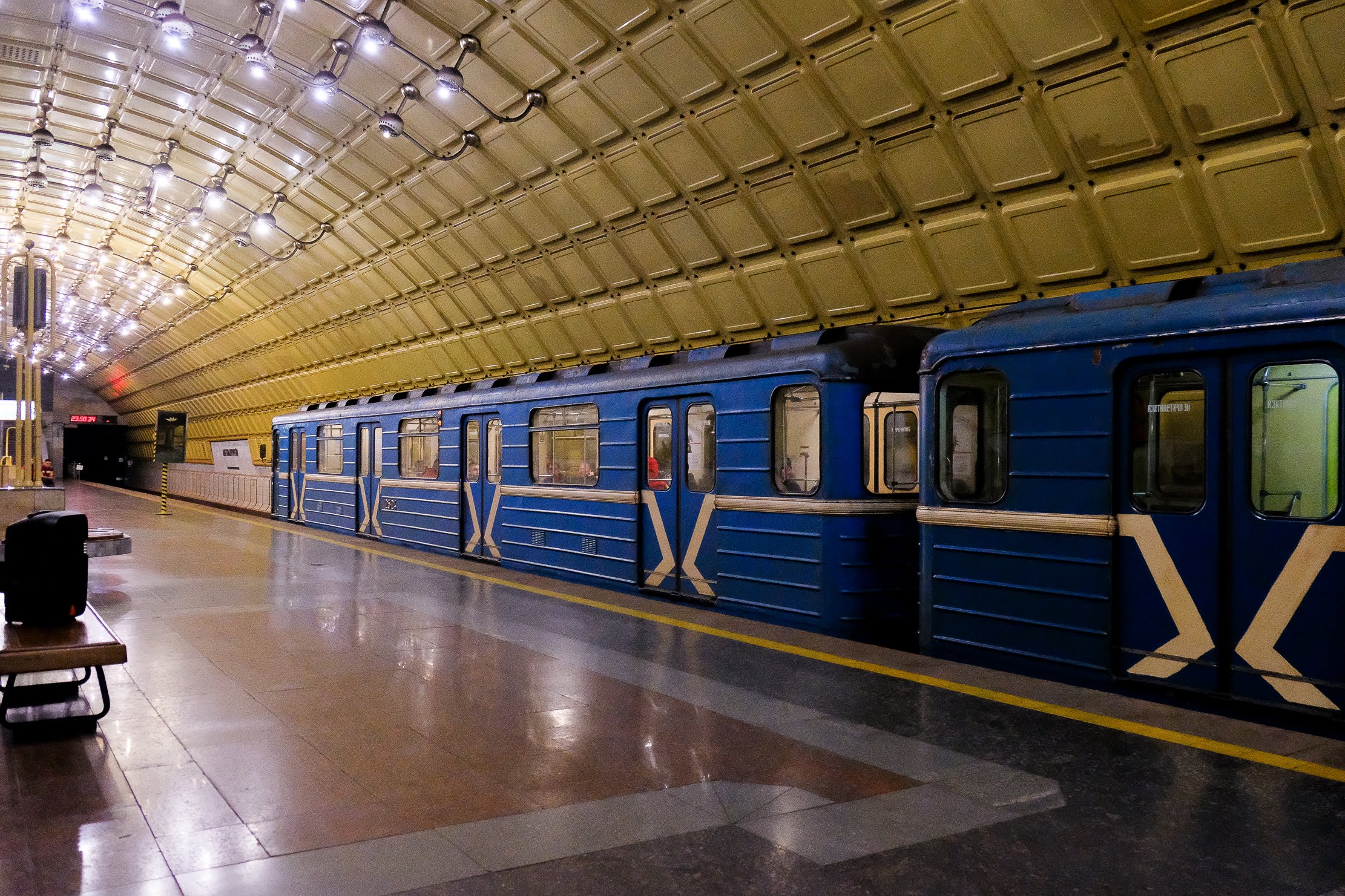 На одній зі станцій, за легендою, «терористи» взяли людей у заручники