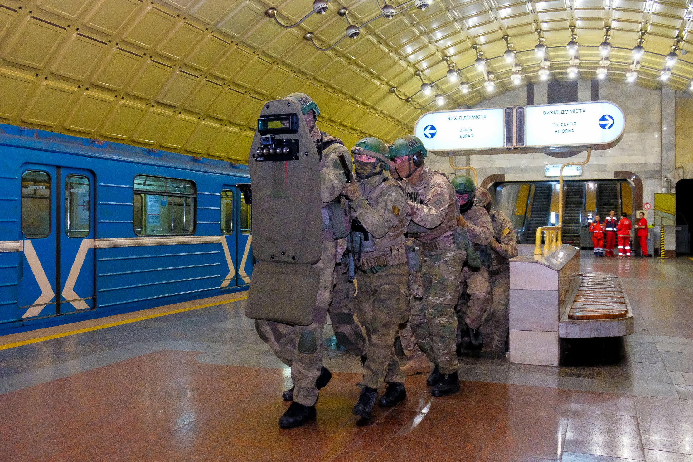 Щоб «врятувати» людей, спецпідрозділи поліції та СБУ брали потяг штурмом