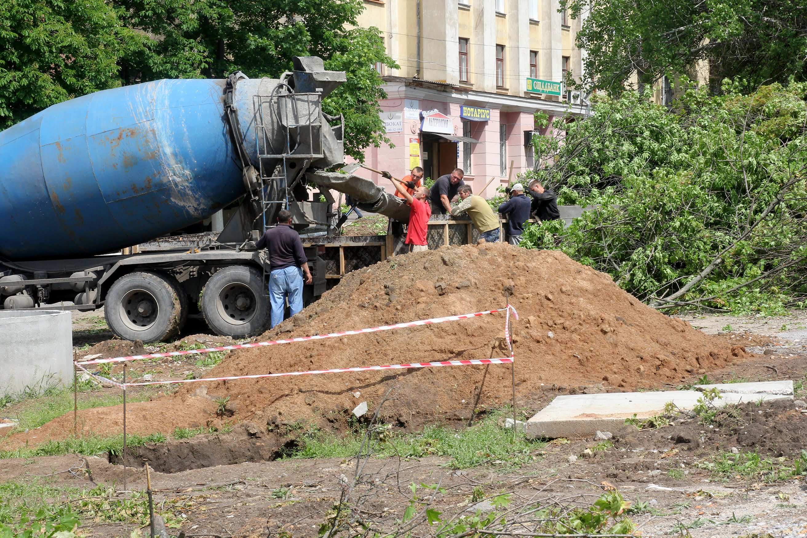 Видаляють аварійні дерева.