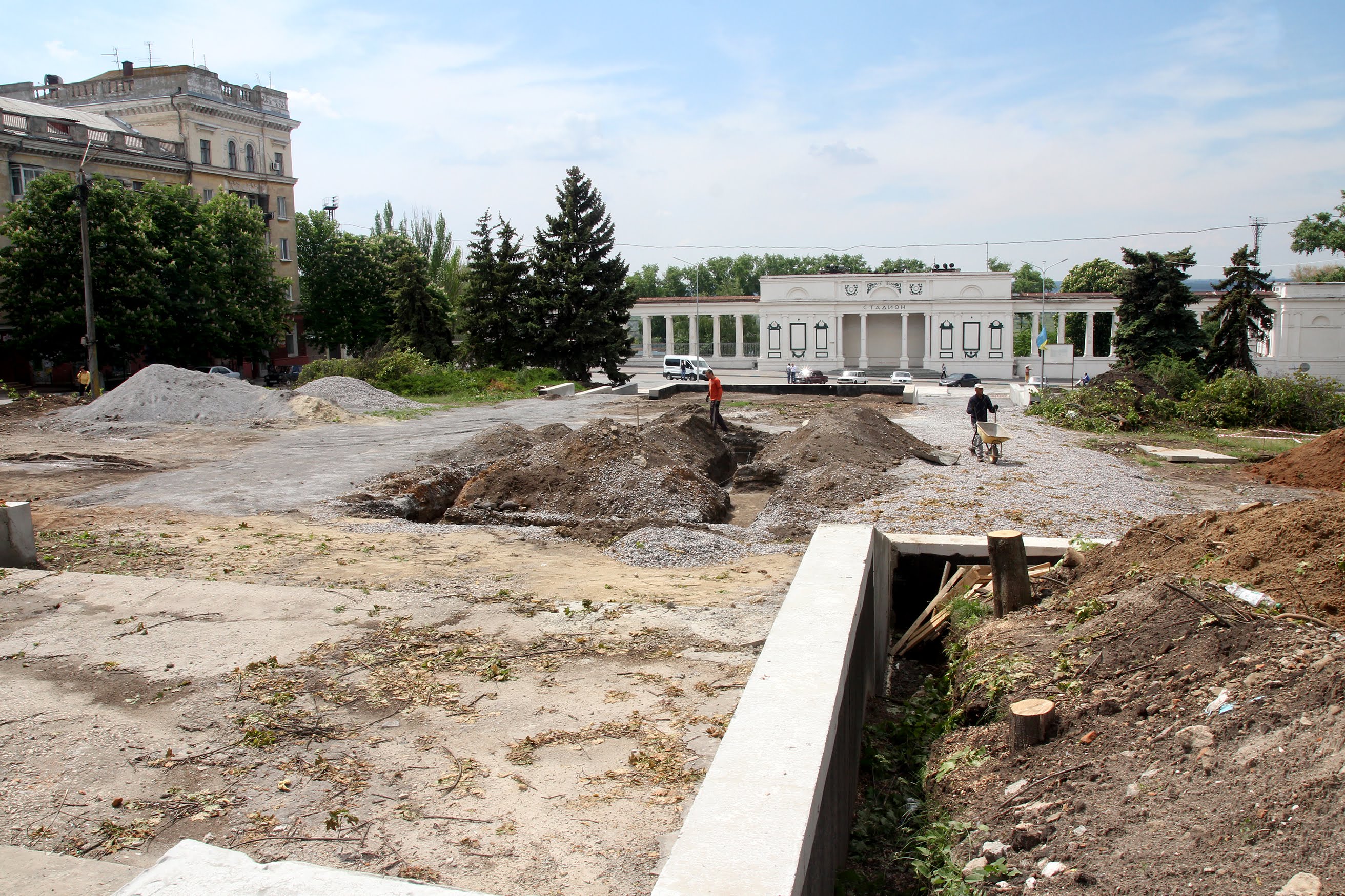 ...реконструює центральну площу.