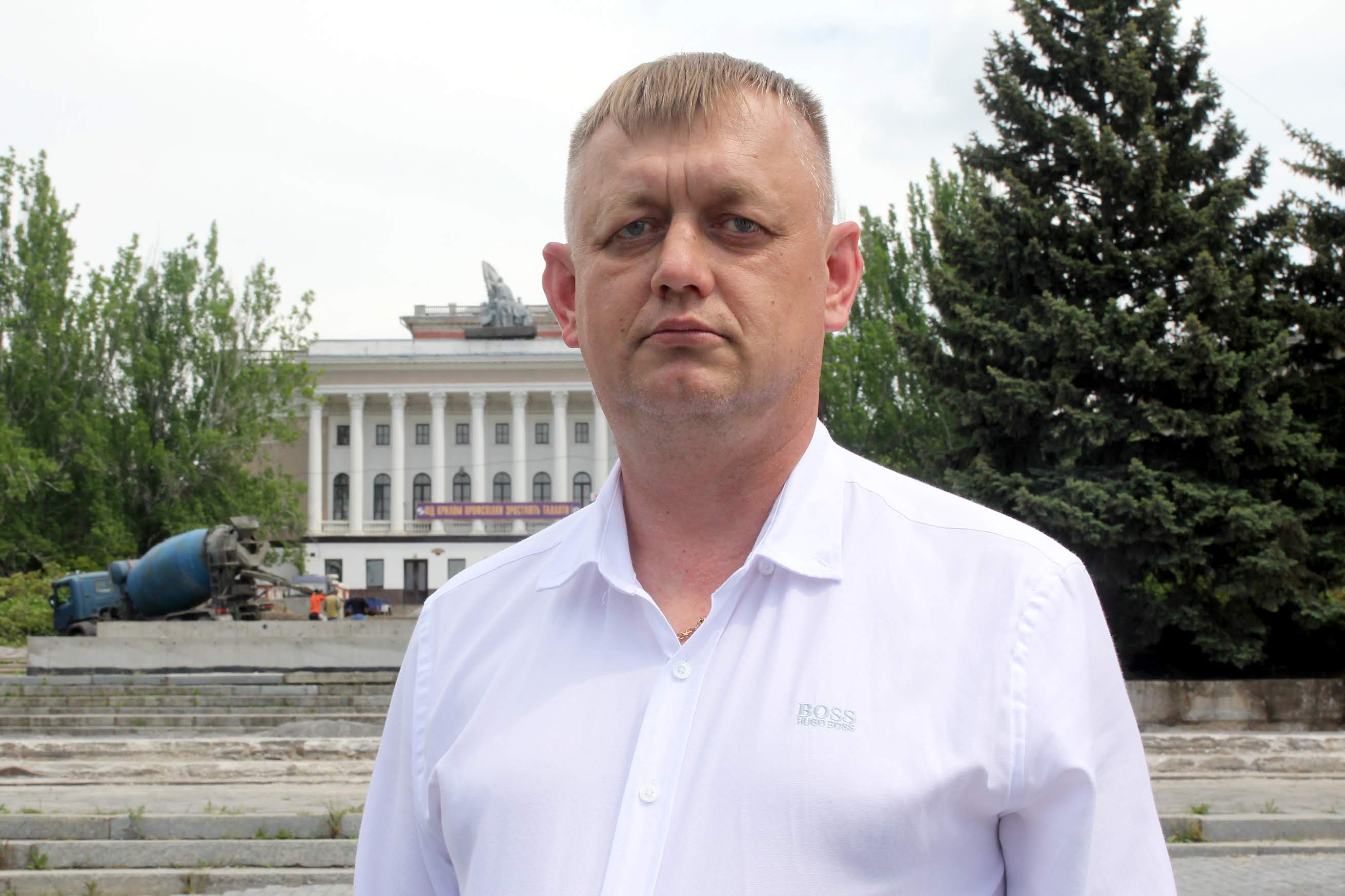 «Площа була в занедбаному стані. На ній був порепаний асфальт, погані сходи, стоянку облаштували таксисти. Реконструкцію площі розпочали наприкінці 2018 року» – розказав Андрій Приймак.